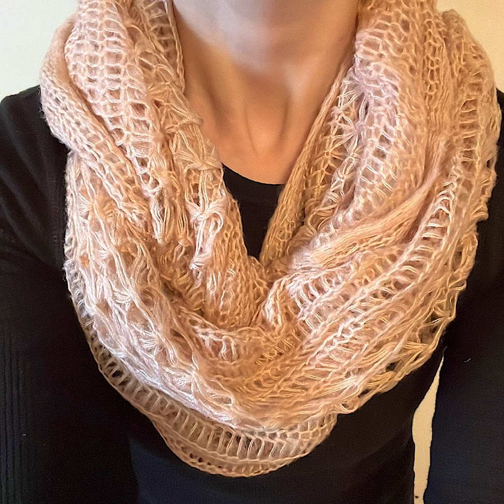 NWT • BP by Nordstrom Open-Weave Infinity Circle Scarf in color Rose Memoir